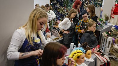 Водійка тролейбуса, електромонтерка та фрезерувальниця: у Чернігові провели ярмарок вакансій для жінок Водійка тролейбуса, електромонтерка та фрезерувальниця: у Чернігові провели ярмарок вакансій для жінок