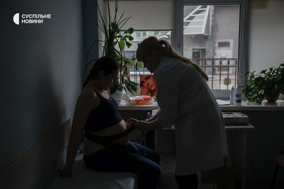 Медсестра кріпить датчики для вимірювання серцебиття дитини в медичному центрі у Києві Медсестра кріпить датчики для вимірювання серцебиття дитини в медичному центрі у Києві