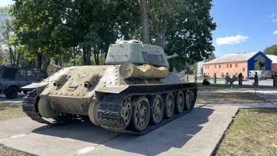 До музею важкої бомбардувальної авіації у Полтаві перемістили пам’ятник "Танк Т-34" До музею важкої бомбардувальної авіації у Полтаві перемістили пам’ятник "Танк Т-34"