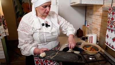 Жителька Рівненського Полісся показала, як готує "шпачки" за бабусиним рецептом Жителька Рівненського Полісся показала, як готує "шпачки" за бабусиним рецептом