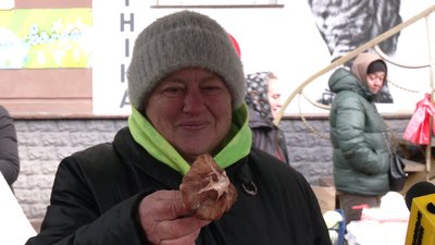 Продавчиня грибів Галина Продавчиня грибів Галина