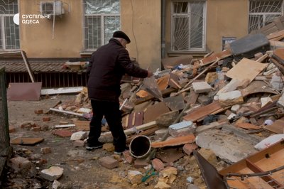 "Вискочили за хвилину": жителі зруйнованого будинку в Одесі про атаку РФ 27 січня "Вискочили за хвилину": жителі зруйнованого будинку в Одесі про атаку РФ 27 січня