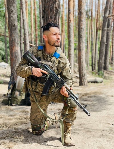 Мексиканець із позивним "Бетмен" воює за Україну: історія бійця, який знайшов тут сенс життя Мексиканець із позивним "Бетмен" воює за Україну: історія бійця, який знайшов тут сенс життя