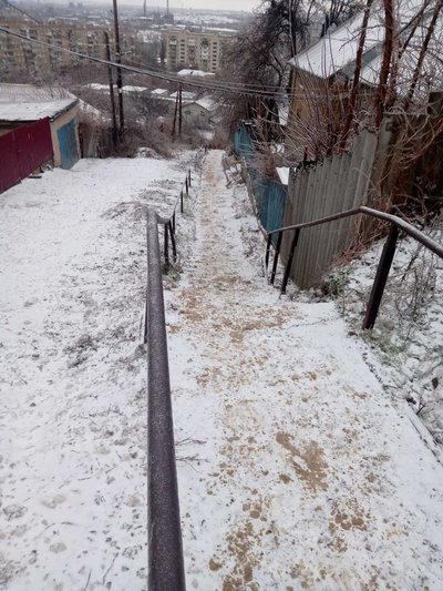 Комунальники у Краматорську посипають тротуари Комунальники у Краматорську посипають тротуари