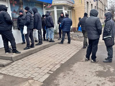 Черги у районному ТЦК на Волині: як проходять медкомісію "обмежено придатні" Черги у районному ТЦК на Волині: як проходять медкомісію "обмежено придатні"