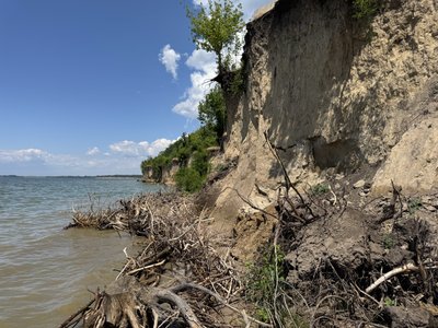 "До найближчої хати 30 метрів": на Полтавщині водосховище руйнує берег "До найближчої хати 30 метрів": на Полтавщині водосховище руйнує берег