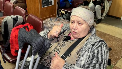 "Дім згорів ущент". Транзит у Лозовій приймає евакуйованих з Донеччини