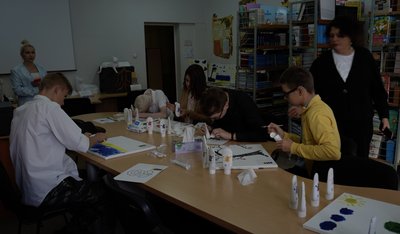 Відчувати колір на дотик: учні черкаської санаторної школи створили фарби для незрячих Відчувати колір на дотик: учні черкаської санаторної школи створили фарби для незрячих