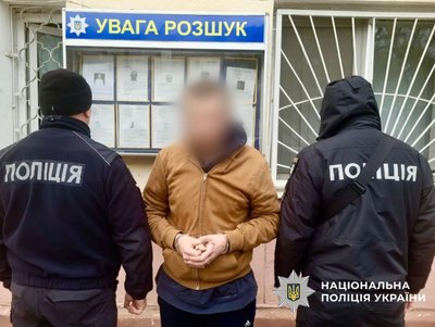 В Одесі затримали підозрюваного у підпалі чотирьох авто Tesla В Одесі затримали підозрюваного у підпалі чотирьох авто Tesla