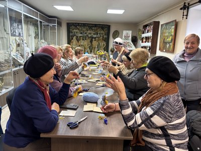 У Ямполі волонтери виготовили "бойові синички" до Дня Гідності та Свободи У Ямполі волонтери виготовили "бойові синички" до Дня Гідності та Свободи