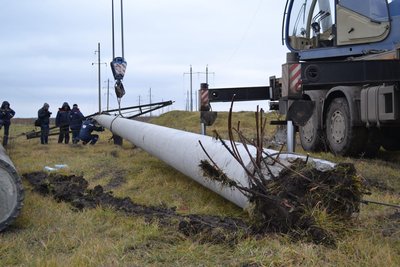 Енергетики відновили високовольтну лінію, яка допоможе запустити прісну воду до Миколаєва Енергетики відновили високовольтну лінію, яка допоможе запустити прісну воду до Миколаєва
