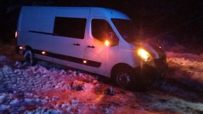Рятувальники відбуксирували автомобіль, в якому перебували діти Рятувальники відбуксирували автомобіль, в якому перебували діти