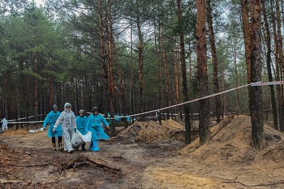 Ексгумація загиблих під час окупації в Ізюмі Ексгумація загиблих під час окупації в Ізюмі