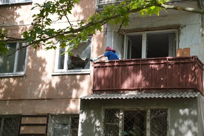 Розбиті стіни, вікна та балкони: херсонці про наслідки удару РФ по Корабельному району
