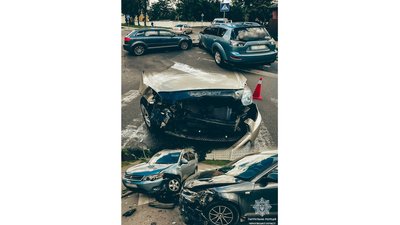 На перехресті у Чернігові сталася ДТП за участі трьох автомобілів