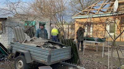 "Почула, як вибухнуло і впала на підлогу" — внаслідок дронової атаки на Черкащину пошкоджені будинки і магазин "Почула, як вибухнуло і впала на підлогу" — внаслідок дронової атаки на Черкащину пошкоджені будинки і магазин
