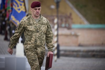 Командир Восьмого корпусу десантно-штурмових військ ЗСУ Дмитро Волошин під час отримання нагороди Герой України у Києві