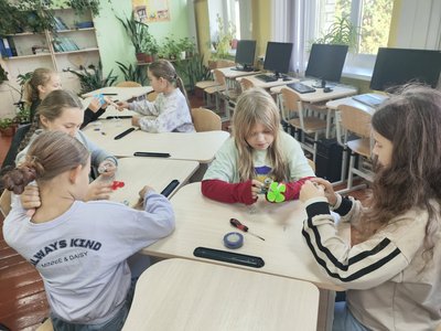 Експерименти, технології та наука: як у Малинській громаді навчають дівчат за естонською програмою