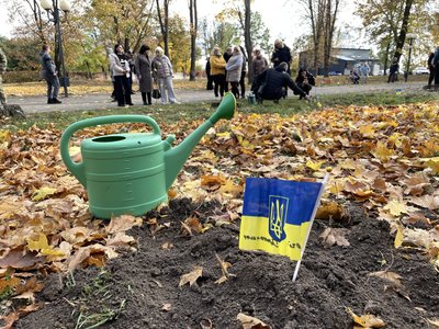 У Полтаві висадили дубову алею в пам'ять про полеглих захисників України У Полтаві висадили дубову алею в пам'ять про полеглих захисників України