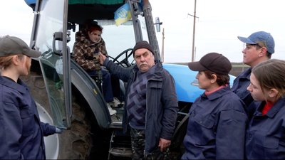 Слюсарки і трактористки: як на Одещині жінки опановують "чоловічі" професії Слюсарки і трактористки: як на Одещині жінки опановують "чоловічі" професії