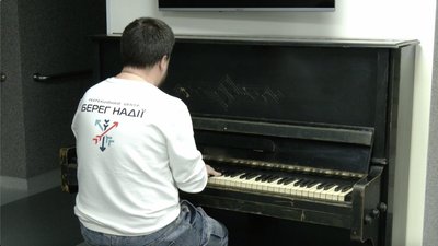 Ветеран грає на фортепіано