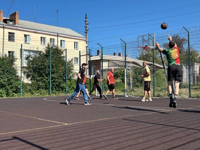 У Бердичеві Тиждень молоді завершили турніром із стритболу за участі молоді, військових та ветеранів У Бердичеві Тиждень молоді завершили турніром із стритболу за участі молоді, військових та ветеранів