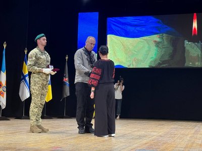 "Світлий обовʼязок памʼяті": у Черкасах рідним загиблих військових вручили нагороди "Світлий обовʼязок памʼяті": у Черкасах рідним загиблих військових вручили нагороди