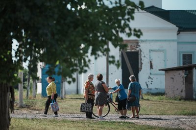 Жительки Гракового стоять біля пошкодженого будинку Жительки Гракового стоять біля пошкодженого будинку