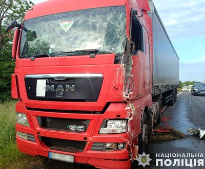 Вантажівка після зіткнення з мікроавтобусом Вантажівка після зіткнення з мікроавтобусом
