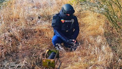 Російський боєприпас на Чернігівщині: сапери ліквідували залишки снаряда РСЗВ "Ураган" Російський боєприпас на Чернігівщині: сапери ліквідували залишки снаряда РСЗВ "Ураган"