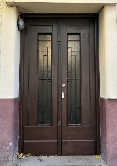 Які парадні двері цьогоріч відреставрували у Чернівцях та скільки це вартувало Які парадні двері цьогоріч відреставрували у Чернівцях та скільки це вартувало