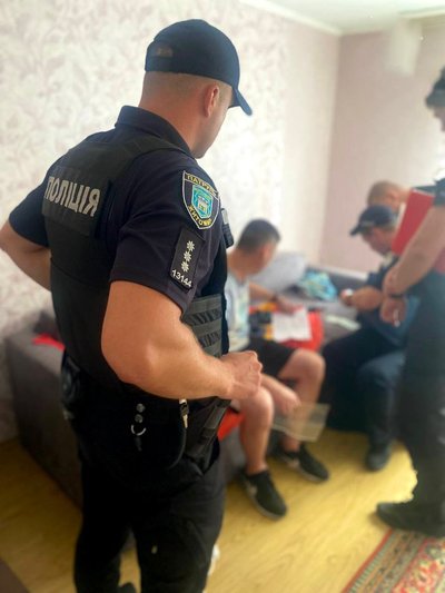 Стрілянина в Житомирі: поліція затримала чоловіка та вилучила зброю Стрілянина в Житомирі: поліція затримала чоловіка та вилучила зброю