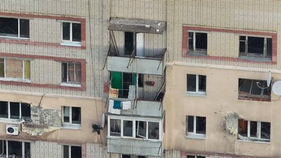 Місцеві вивісили тканину з написом «люди» на балконі, щоб сповістити про те, що у квартирі живуть цивільні, не дивлячись на часткове пошкодження багатоповерхівки в Олешках, 2026 рік Місцеві вивісили тканину з написом «люди» на балконі, щоб сповістити про те, що у квартирі живуть цивільні, не дивлячись на часткове пошкодження багатоповерхівки в Олешках, 2026 рік