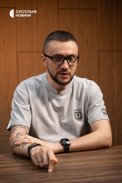 Радник міністра оборони, волонтер та засновник благодійного фонду Сергій Стерненко під час інтервʼю Суспільному, Київ, 7 липня 2026 року Радник міністра оборони, волонтер та засновник благодійного фонду Сергій Стерненко під час інтервʼю Суспільному, Київ, 7 липня 2026 року