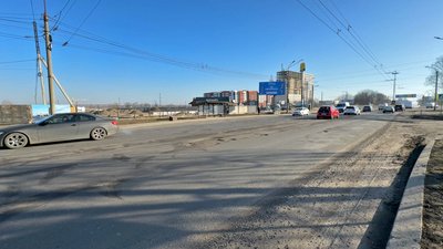 "Обережно, вибоїни!": у Луцьку водії скаржаться на стан доріг. Де стартував аварійний ремонт "Обережно, вибоїни!": у Луцьку водії скаржаться на стан доріг. Де стартував аварійний ремонт