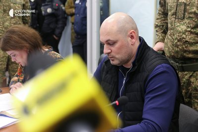 Керівник управління детективів НАБУ в Дніпропетровській та Запорізькій областях Руслан Магамедрасулов (в центрі) у Печерському райсуді, Київ, 11 вересня 2025 року Керівник управління детективів НАБУ в Дніпропетровській та Запорізькій областях Руслан Магамедрасулов (в центрі) у Печерському райсуді, Київ, 11 вересня 2025 року