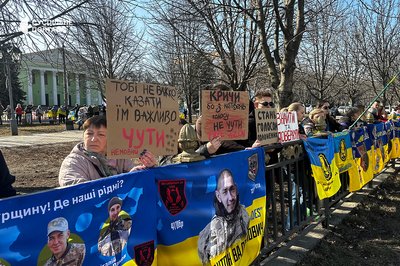 У Полтаві містяни зібралися на акцію, аби нагадати про військовополонених У Полтаві містяни зібралися на акцію, аби нагадати про військовополонених
