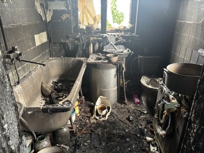 У Сумах дітей рятували через вікно після удару російського БпЛА. Репортаж У Сумах дітей рятували через вікно після удару російського БпЛА. Репортаж