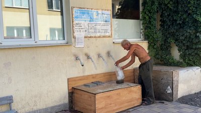 Люди життя евакуація комендантська година обстріли армія РФ пункт розподілу питної води прифронтова Костянтинівка Донецька область 30 серпня 2024 рік Люди життя евакуація комендантська година обстріли армія РФ пункт розподілу питної води прифронтова Костянтинівка Донецька область 30 серпня 2024 рік