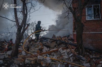"Погоріло все": у Сумах після атаки безпілотника згорів будинок та пошкоджено ще десять осель "Погоріло все": у Сумах після атаки безпілотника згорів будинок та пошкоджено ще десять осель