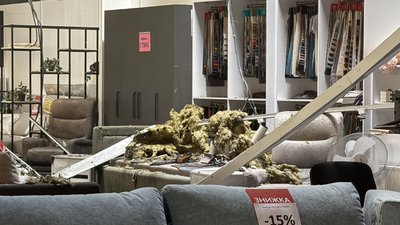 Салон меблів, пошкодження, наслідки російського обстрілу Салон меблів, пошкодження, наслідки російського обстрілу