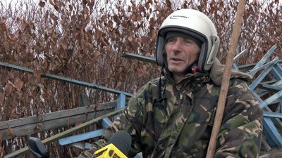 "Корови каждий день падають з моста": на Волині жителі села самостійно ремонтують нічийний міст