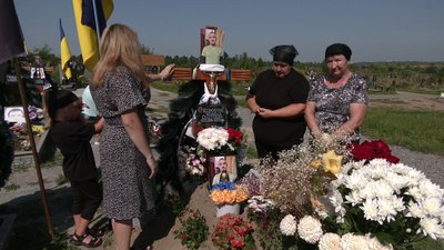 Родина загиблого Миколи Коробчука на його могилі Родина загиблого Миколи Коробчука на його могилі