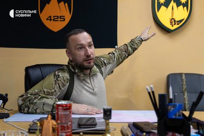 Заступник командира 425 окремого штурмового полку "Скеля" Костянтин "Немо" Русанов під час інтервʼю Суспільному, Донеччина, квітень 2026 року Заступник командира 425 окремого штурмового полку "Скеля" Костянтин "Немо" Русанов під час інтервʼю Суспільному, Донеччина, квітень 2026 року