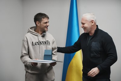 Мер Харкова Ігор Терехов нагороджує Сергія Соратокіна