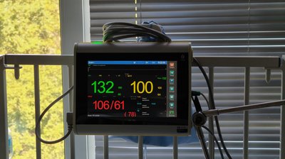 Зекономили 50 відсотків електроенергії з міської мережі: в Миколаєві сонячні панелі забезпечують корпус в лікарні Зекономили 50 відсотків електроенергії з міської мережі: в Миколаєві сонячні панелі забезпечують корпус в лікарні