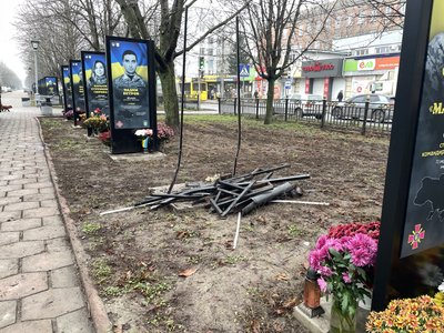Як у Полтаві відновлюватимуть зруйновані внаслідок ДТП щити на Алеї Героїв Як у Полтаві відновлюватимуть зруйновані внаслідок ДТП щити на Алеї Героїв