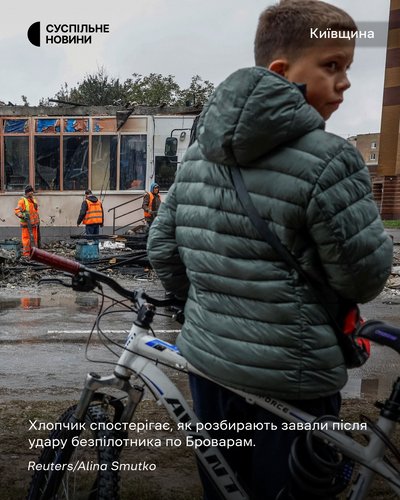 Хлопчик спостерігає як розбирають завали після удару безпілотника по Броварам на Київщині Хлопчик спостерігає як розбирають завали після удару безпілотника по Броварам на Київщині
