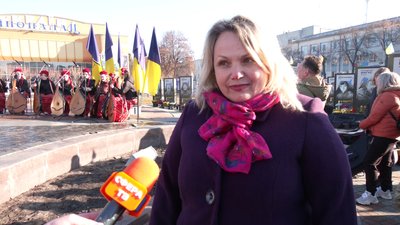 212 річницю з Дня народження Тараса Шевченка відзначили на майдані Незалежності у Рівному 212 річницю з Дня народження Тараса Шевченка відзначили на майдані Незалежності у Рівному