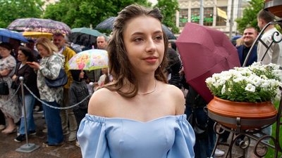 "Кропивницький вальсує": у місті попри дощ та тривоги відбувся фестиваль шкільних вальсів "Кропивницький вальсує": у місті попри дощ та тривоги відбувся фестиваль шкільних вальсів